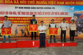 Ông Nguyễn Tiến Đãng-Phó Chủ tịch UBND huyện, Trưởng ban tổ chức Ngày hội trao giải toàn đoàn cho các đoàn nghệ nhân, vận động viên tham gia Ngày hội văn hóa, thể thao các dân tộc thiểu số huyện Krông Pa lần thứ III năm 2025. Ảnh: Vũ Chi