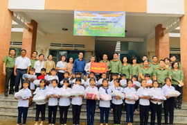 Đoàn trao tặng quà cho các em học sinh và kinh phí hỗ trợ nhà trường mua sắm trang thiết bị phục vụ giảng dạy. Ảnh: Vũ Chi