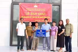 Ban Thường trực Ủy ban MTTQ Việt Nam xã Ia Hiao bàn giao nhà "Đại đoàn kết" cho gia đình ông Bế Văn Sở (thứ 3 từ trái sang, thôn Đoàn Kết). Ảnh: ĐVCC