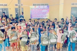 150 em học sinh nghèo của Trường Tiểu học Phan Chu Trinh (điểm trường thôn Plei Mun Măk, xã Chư A Thai) được nhận quà. Ảnh: T.H