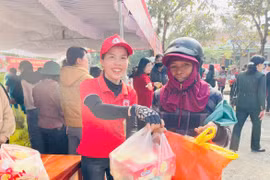 Người dân vui mừng nhận quà tại các gian hàng 0 đồng trong chương trình Tết nhân ái. Ảnh: Vũ Chi