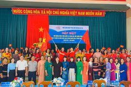 Màn trình diễn áo dài của các chị cán bộ, hội viên phụ nữ đã mang đến không khí sôi động cho buổi gặp mặt. Ảnh: Vũ Chi