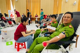 Buổi hiến máu thu hút đông đảo cán bộ, người dân phường Ayun Pa và xã Ia Sao, Ia Rbol tham gia. Ảnh: Vũ Chi