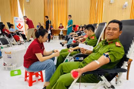 Buổi hiến máu thu hút đông đảo cán bộ, người dân phường Ayun Pa và xã Ia Sao, Ia Rbol tham gia. Ảnh: Vũ Chi