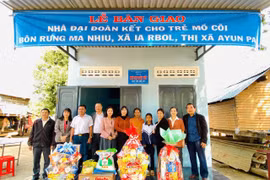 Hội Bảo trợ người khuyết tật và trẻ mồ côi thị xã phối hợp với các đơn vị tài trợ bàn giao nhà "Đại đoàn kết" cho gia đình em Ksor H'Ban. Ảnh: Vũ Chi