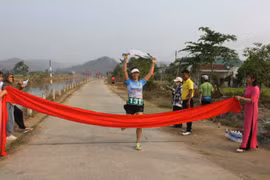 VĐV Vũ Thanh Xuân (xã Ia Rsươm, huyện Krông Pa) đã xuất sắc về nhất nội dung 5km nữ giải việt dã “Marathon Yang Pơtao Apui-Theo bước chân Vua Lửa”. Ảnh: Vũ Chi