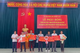 Các tổ chức, doanh nghiệp ủng chương trình xóa nhà tạm, nhà dột nát huyện Ia Pa tại lễ phát động. Ảnh: Vũ Chi