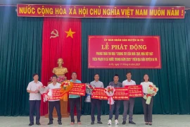 Các tổ chức, doanh nghiệp ủng chương trình xóa nhà tạm, nhà dột nát huyện Ia Pa tại lễ phát động. Ảnh: Vũ Chi