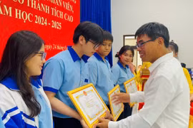 Thầy Phan Công Đương-Trưởng phòng Giáo dục và Đào tạo huyện Phú Thiện tặng giấy khen cho các em học sinh đạt thành tích cao trong các cuộc thi cấp tỉnh. Ảnh: Vũ Chi