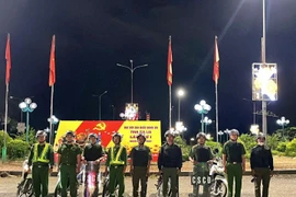 Cán bộ, chiến sĩ Công an xã Ia Pa ra quân tuần tra đêm giữ bình yên thôn, làng. Ảnh: V.C