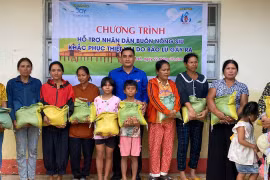 Đoàn xã Ia Dreh phối hợp với các nhà hảo tâm trao 2 tấn gạo hỗ trợ bà con bị thiệt hại do mưa lũ tại xã. Ảnh: ĐVCC