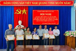 Lãnh đạo xã Ia Tul tặng giấy khen cho các hộ dân tiêu biểu trong công tác giải phóng mặt bằng dự án ổn định dân cư vùng thiên tai trên địa bàn xã. Ảnh: ĐVCC
