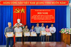 Lãnh đạo xã Ia Tul tặng giấy khen cho các hộ dân tiêu biểu trong công tác giải phóng mặt bằng dự án ổn định dân cư vùng thiên tai trên địa bàn xã. Ảnh: ĐVCC