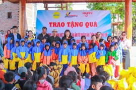 Ban tổ chức trao quà và áo ấm cho các em học sinh. Ảnh: ĐVCC