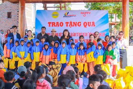 Ban tổ chức trao quà và áo ấm cho các em học sinh. Ảnh: ĐVCC