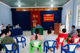 Bí thư Đảng ủy, Chủ tịch HĐND xã Uar Nay Quyên tiếp công dân tại nhà văn hóa buôn Ia Jip. Ảnh: V.C