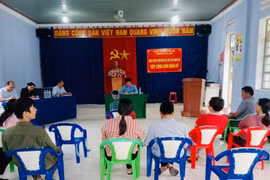 Bí thư Đảng ủy, Chủ tịch HĐND xã Uar Nay Quyên tiếp công dân tại nhà văn hóa buôn Ia Jip. Ảnh: V.C