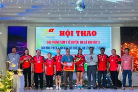 Phó Giám đốc Sở Y tế tỉnh Đinh Hà Nam (thứ 4 từ phải sang) trao giải nhất môn kéo co nam-nữ cho Trung tâm Y tế huyện Ia Pa. Ảnh: Vũ Chi