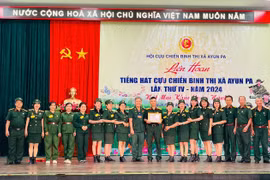 Ban tổ chức Liên hoan Tiếng hát Cựu chiến binh thị xã Ayun Pa trao giải nhất cho xã Ia Sao và phường Đoàn Kết. Ảnh: Vũ Chi