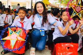 “Ngày hội Trăng rằm” ấm áp, yêu thương đến với trẻ em vùng sâu