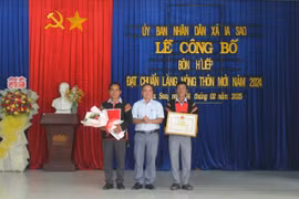 Phó Chủ tịch UBND thị xã Đặng Xuân Toàn (đứng giữa) trao quyết định công nhận đạt chuẩn NTM năm 2024 cho cán bộ và Nhân dân bôn H’Liếp. Ảnh: Vũ Chi