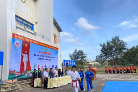 Nghi thức rước đuốc truyền thống do 3 vận động viên tiêu biểu của xã Ia Pa thực hiện. Ảnh: Vũ Chi