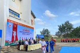 Nghi thức rước đuốc truyền thống do 3 vận động viên tiêu biểu của xã Ia Pa thực hiện. Ảnh: Vũ Chi