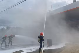 Lực lượng PCCC và CNCH chuyên nghiệp triển khai chữa cháy. Ảnh: ĐVCC