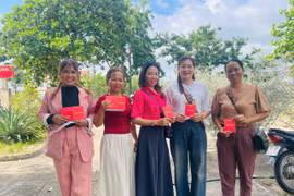 Chị Nay H’Uôn (thứ 2 từ phải sang, buôn Ji, xã Krông Năng) cùng 4 người bạn vui mừng vì đã sẻ chia giọt máu hồng, trao thêm cơ hội được cứu sống cho các bệnh nhân. Ảnh: Vũ Chi