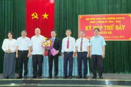 Lãnh đạo phường Ayun Pa tặng hoa chúc mừng đồng chí Đặng Quang Khanh (đứng giữa) đã trúng cử chức danh Chủ tịch UBND phường nhiệm kỳ 2021-2026. Ảnh: Nguyễn Sang