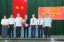 Lãnh đạo phường Ayun Pa tặng hoa chúc mừng đồng chí Đặng Quang Khanh (đứng giữa) đã trúng cử chức danh Chủ tịch UBND phường nhiệm kỳ 2021-2026. Ảnh: Nguyễn Sang