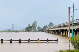 Mực nước sông Ba tại khu vực cầu Bến Mộng (phường Ayun Pa) hiện đang dâng cao gần mức báo động 3 khiến toàn bộ khu vực bờ kè bị ngập sâu, Ảnh: Vũ Chi
