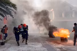 Lực lượng chuyên nghiệp triển khai cứu nạn cứu hộ khi đám cháy xảy ra. Ảnh: ĐVCC