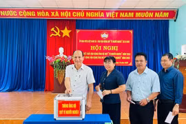 Lãnh đạo Đảng ủy, HĐND, UBND, các ban, ngành, đoàn thể, tổ chức, cá nhân xã Ia Hiao tham gia ủng hộ Quỹ "Vì người nghèo" xã năm 2025. Ảnh: Vũ Chi