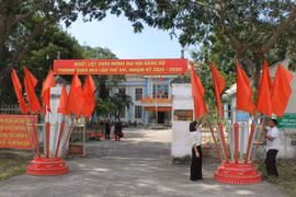 Trụ sở UBND phường Cheo Reo trang trí cờ hoa rực rỡ chào mừng Đại hội đại biểu Đảng bộ phường lần thứ XVI, nhiệm kỳ 2025-2030. Ảnh: Vũ Chi