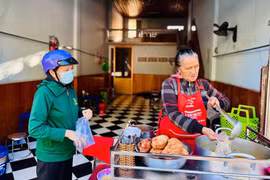 Bà Nguyễn Thị Thu Hồng (bìa phải) đang múc bánh canh cho khách. Ảnh: Thái Bình