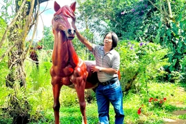 Hồ Thanh Phong “tay ngang” chế tác tượng mô hình