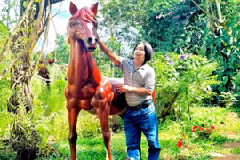 Hồ Thanh Phong “tay ngang” chế tác tượng mô hình