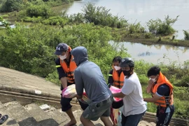 Lực lượng chức năng tìm thấy thi thể nạn nhân đuối nước cách hiện trường khoảng 700 m. Ảnh: ĐVCC