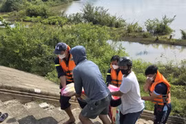 Lực lượng chức năng tìm thấy thi thể nạn nhân đuối nước cách hiện trường khoảng 700 m. Ảnh: ĐVCC