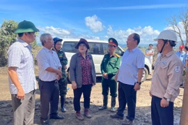 Phó Bí thư Thường trực Tỉnh ủy, Chủ tịch HĐND tỉnh Rah Lan Chung (thứ 2 từ phải sang) và Phó Chủ tịch UBND tỉnh Nguyễn Hữu Quế (bìa trái) trực tiếp kiểm tra và chỉ đạo công tác khắc phục hậu quả cơn bão số 13 tại buôn Jứ (xã Ia Tul). Ảnh: Vũ Chi