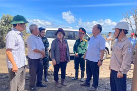 Phó Bí thư Thường trực Tỉnh ủy, Chủ tịch HĐND tỉnh Rah Lan Chung (thứ 2 từ phải sang) và Phó Chủ tịch UBND tỉnh Nguyễn Hữu Quế (bìa trái) trực tiếp kiểm tra và chỉ đạo công tác khắc phục hậu quả cơn bão số 13 tại buôn Jứ (xã Ia Tul). Ảnh: Vũ Chi