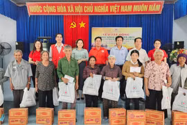 Hội Chữ thập đỏ tỉnh Gia Lai phối hợp với Hội Chữ thập đỏ huyện Phú Thiện, chính quyền địa phương xã Ia Ake trao quà cho các hộ gia đình có hoàn cảnh khó khăn tại địa phương. Ảnh: Ngọc Duy