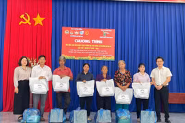 Tặng quà 11 hộ nghèo tại phường Ayun Pa