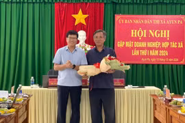 Chủ tịch UBND thị xã Nguyễn Trường Sơn (bìa trái) tặng hoa chúc mừng các doanh nghiệp, hợp tác xã nhân Ngày Doanh nhân Việt Nam. Ảnh: Vũ Chi