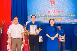 Đoàn phường Ayun Pa tuyên dương, khen thưởng cán bộ Đoàn tiêu biểu trong công tác Đoàn và phong trào thanh thiếu nhi tại địa phương. Ảnh: Vũ Chi