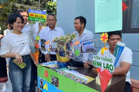 Anh Nay Duy (bìa phải, CSET xã Ia Hdreh) tổ chức truyền thông nhóm nhỏ với những hình ảnh trực quan sinh động để nâng cao nhận thức của cộng đồng trong phòng-chống bệnh lao. Ảnh: Vũ Chi