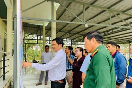 Giám đốc Sở Tài chính Trần Cang kiểm tra việc niêm yết danh sách người ứng cử đại biểu Quốc hội và HĐND các cấp tại xã Ia Tul. Ảnh: Vũ Chi