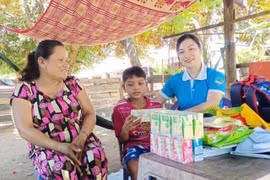 Hội LHPN huyện Krông Pa trao quà cho trẻ mồ côi do Huyện Hội nhận đỡ đầu. Ảnh: Vũ Chi