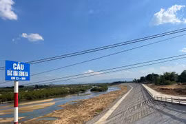 Công trình kè chống sạt lở bờ sông khu vực cầu Ia Kdăm. Ảnh: Vũ Chi